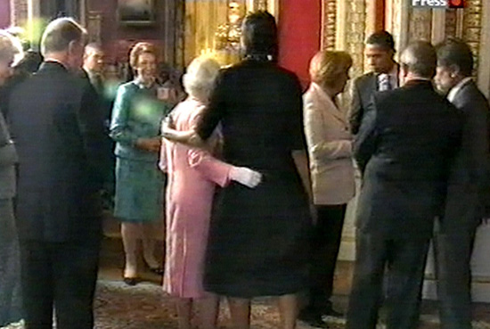Obama hugs Queen